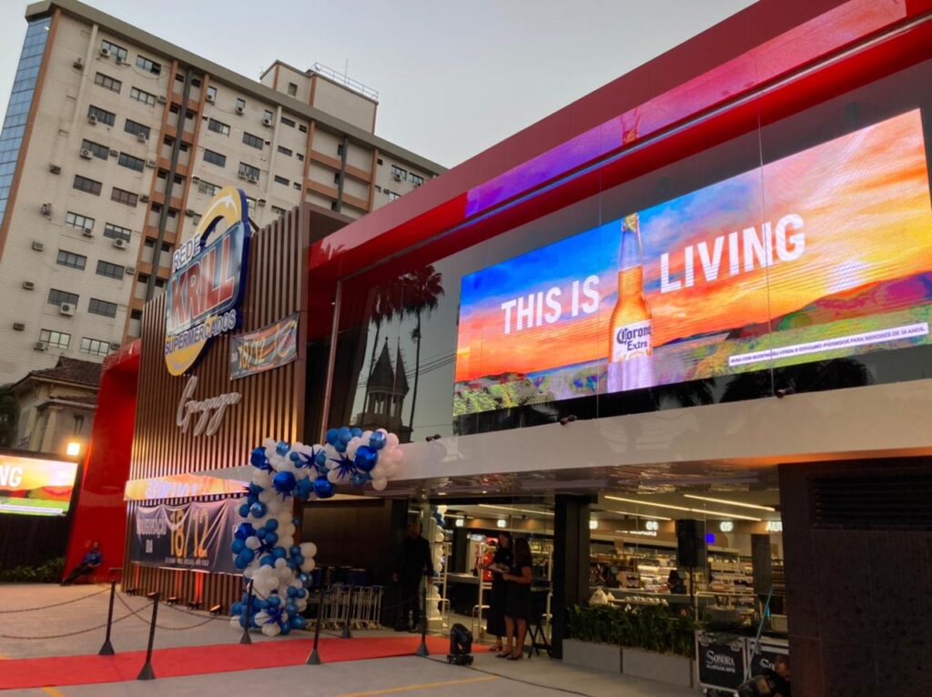 painéis de LED em supermercados